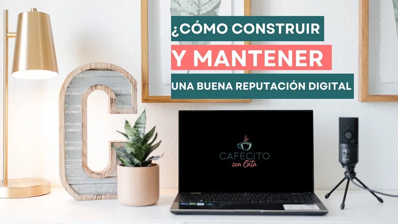 Escritorio con portátil, micrófono y símbolo de TikTok para una guía de reputación digital