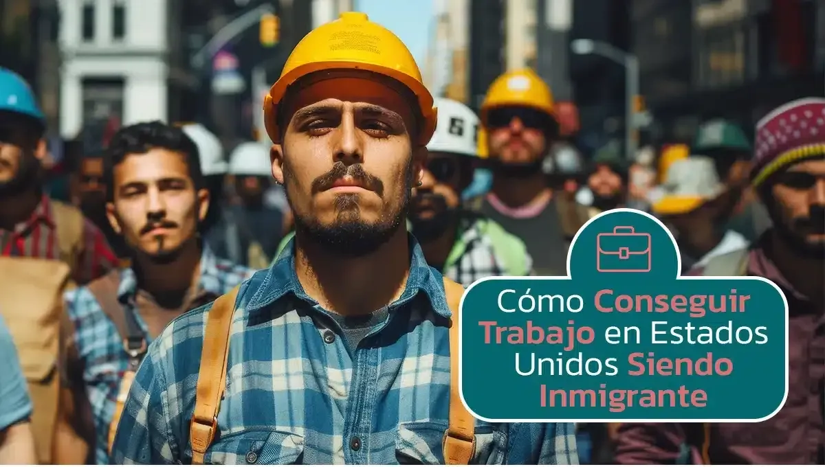 Trabajador con casco frente a un grupo de personas para una guía de empleo en Estados Unidos