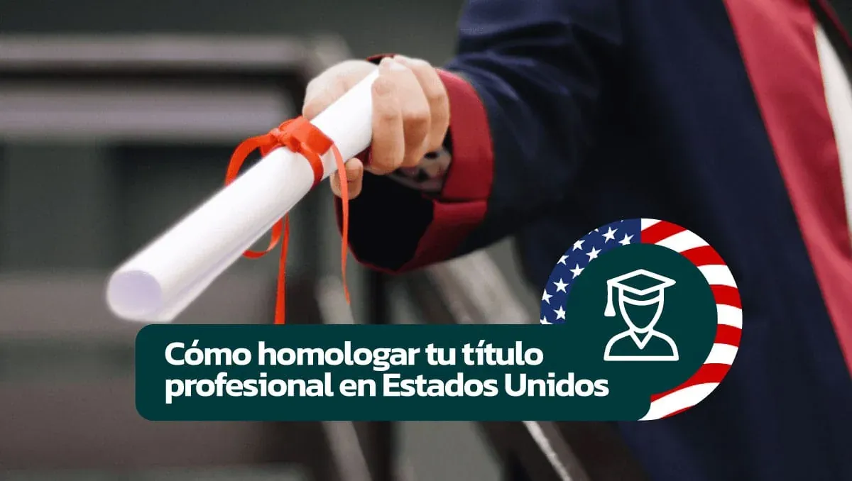 Mano recibiendo un diploma para una guía sobre homologar títulos profesionales en Estados Unidos