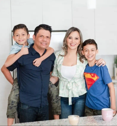 Catalina López junto a su esposo y sus dos hijos
