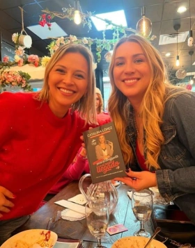 Catalina López compartiendo el libro con una lectora