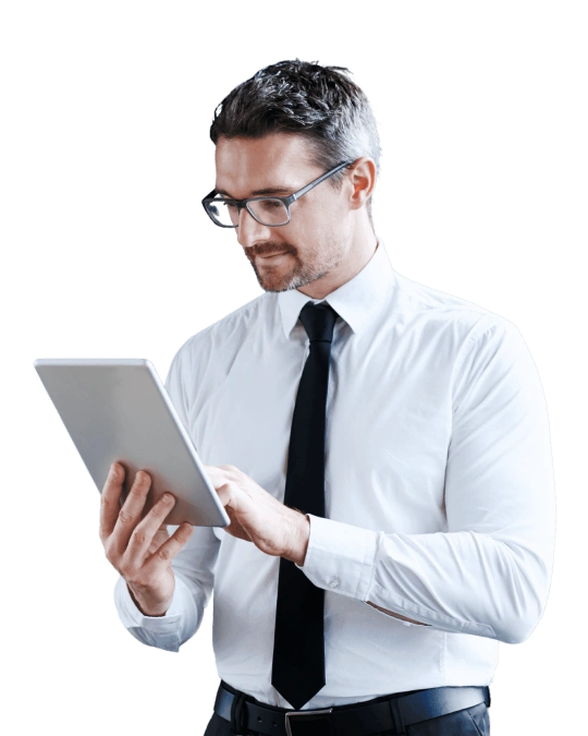 Profesional leyendo y trabajando en una tableta