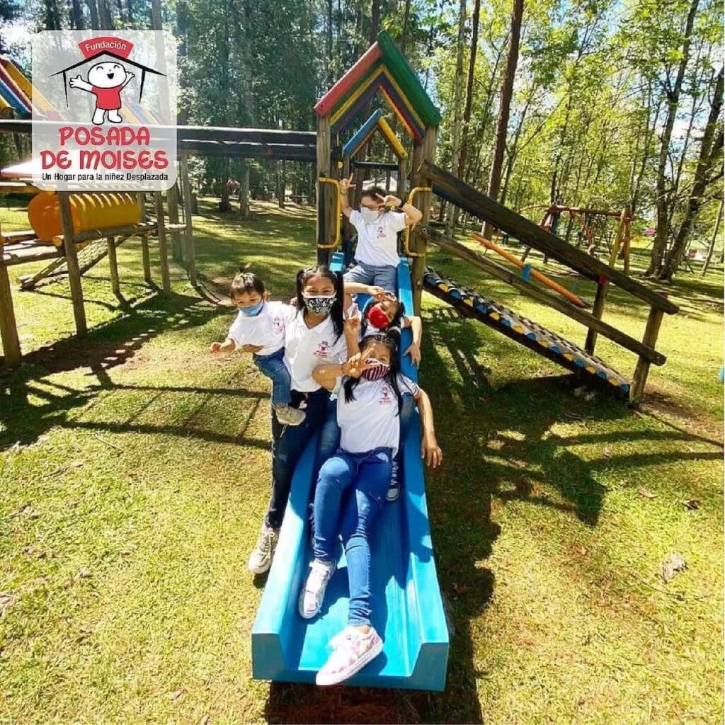 Niños de la Fundación La Posada de Moisés compartiendo una jornada recreativa