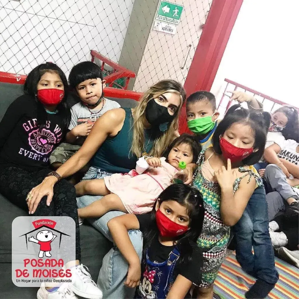 Niños acompañados por La Posada de Moisés durante una jornada comunitaria
