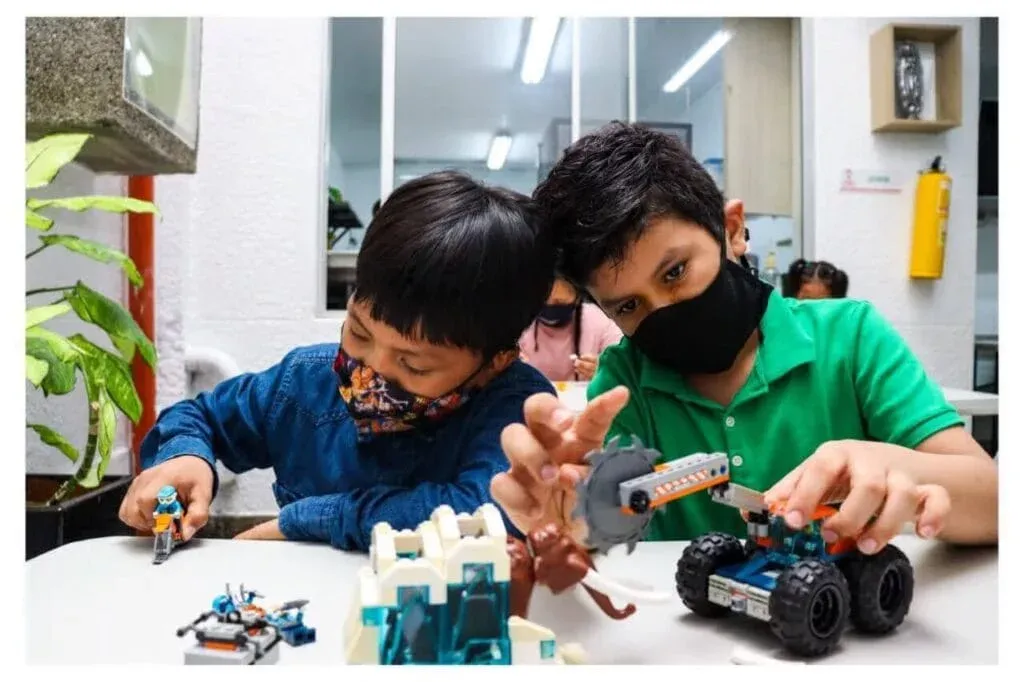 Dos niños de La Posada de Moisés aprendiendo mientras juegan