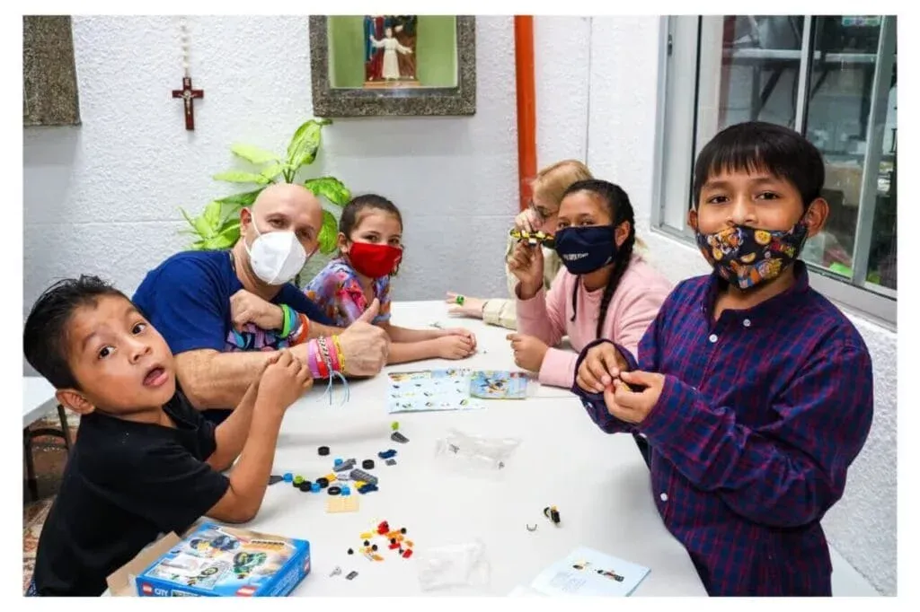 Niños y adultos de La Posada de Moisés reunidos en una actividad recreativa