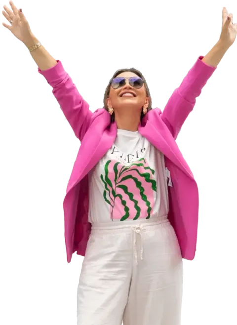Catalina López con blazer fucsia y los brazos abiertos