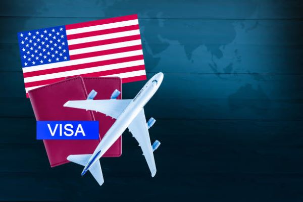 softlanding; la bandera de estados unidos, un avión y una visa