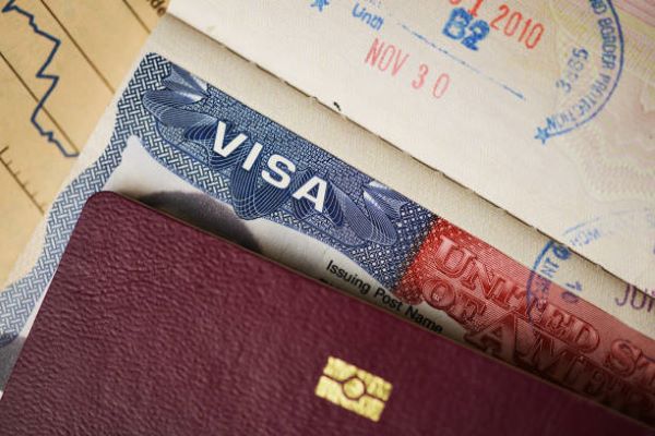 1.visa EB2; papel decolor baige con las lestras visa en color azul.