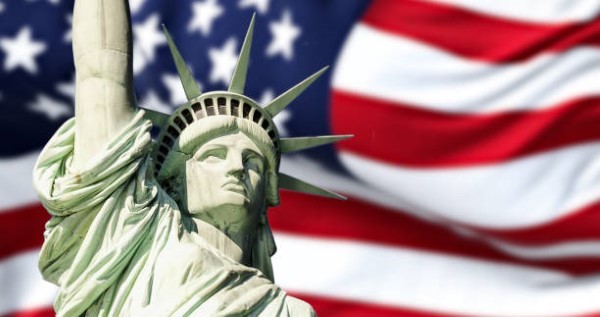 1.visa eb3. estatua de la libertad, al fondo bandera de estados unidos.